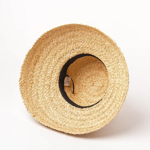Chapeau de Plage Femme en Raphia sur un mannequin, large bord, parfait pour les journées ensoleillées.