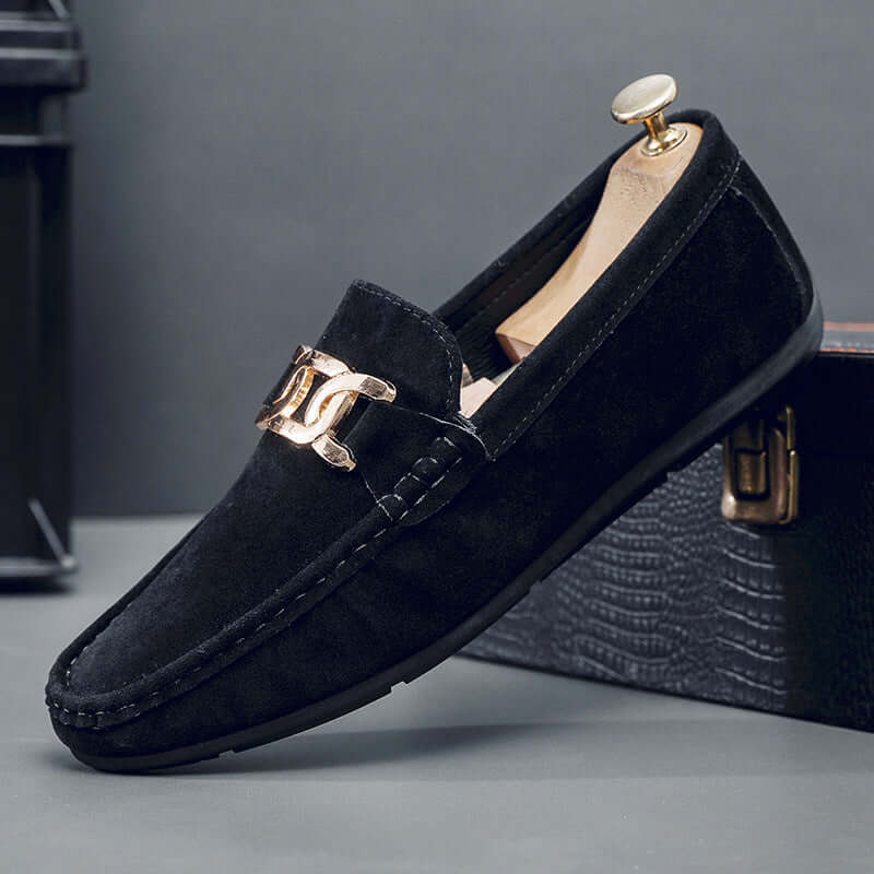 Mocassins en suède givré – Légers et confortables avec une finition en cuir texturé et une boucle élégante.