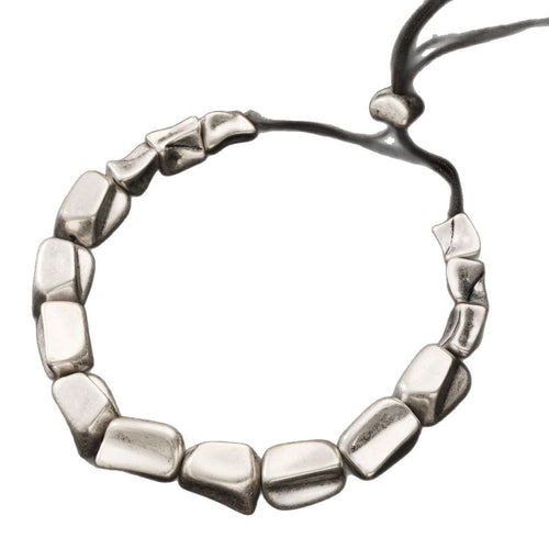 Collier géométrique carré tressé en argent antique, un bijou statement au design exagéré et aux lignes noires contrastantes.