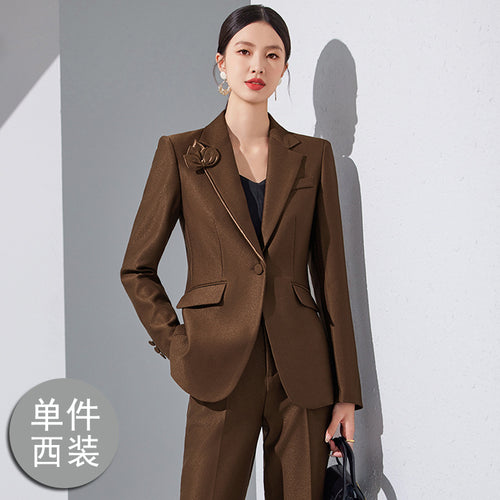 Tailleur femme abricot élégant porté par une femme, mettant en avant le style professionnel et la féminité raffinée.