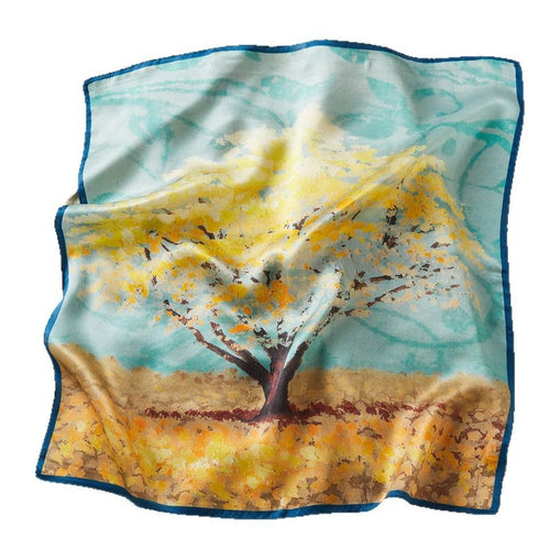 Carré de soie 100 pourcent véritable, foulard polyvalent aux couleurs vibrantes sur un livre.