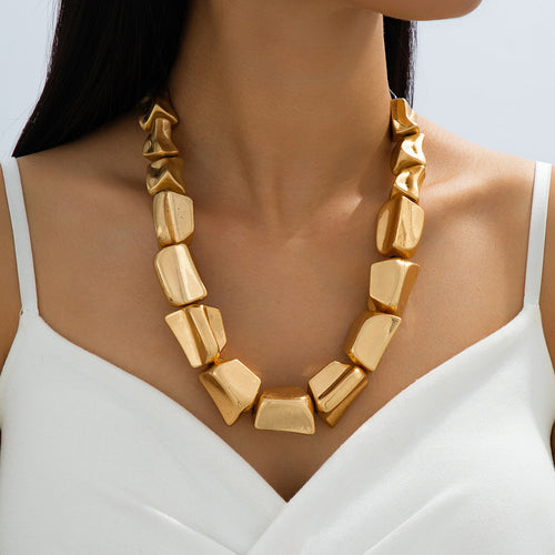 Collier géométrique carré tressé en argent antique, un bijou statement au design exagéré et aux lignes noires contrastantes.