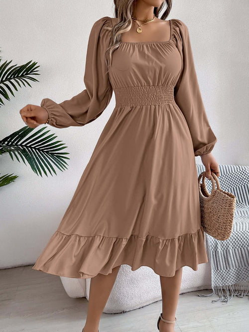 Robe casual col carré à volants en bleu, manches longues, coupe A, idéale pour le printemps-été 2026.