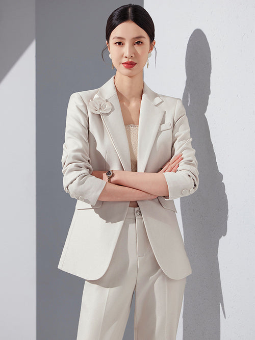 Tailleur femme abricot élégant porté par une femme, mettant en avant le style professionnel et la féminité raffinée.