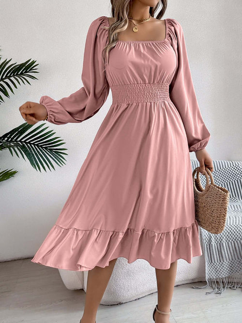 Robe casual col carré à volants en bleu, manches longues, coupe A, idéale pour le printemps-été 2026.