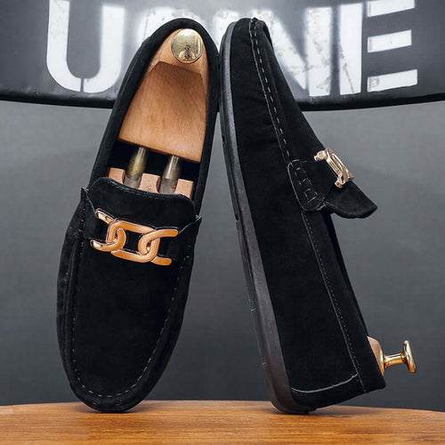 Mocassins en suède givré – Légers et confortables avec une finition en cuir texturé et une boucle élégante.