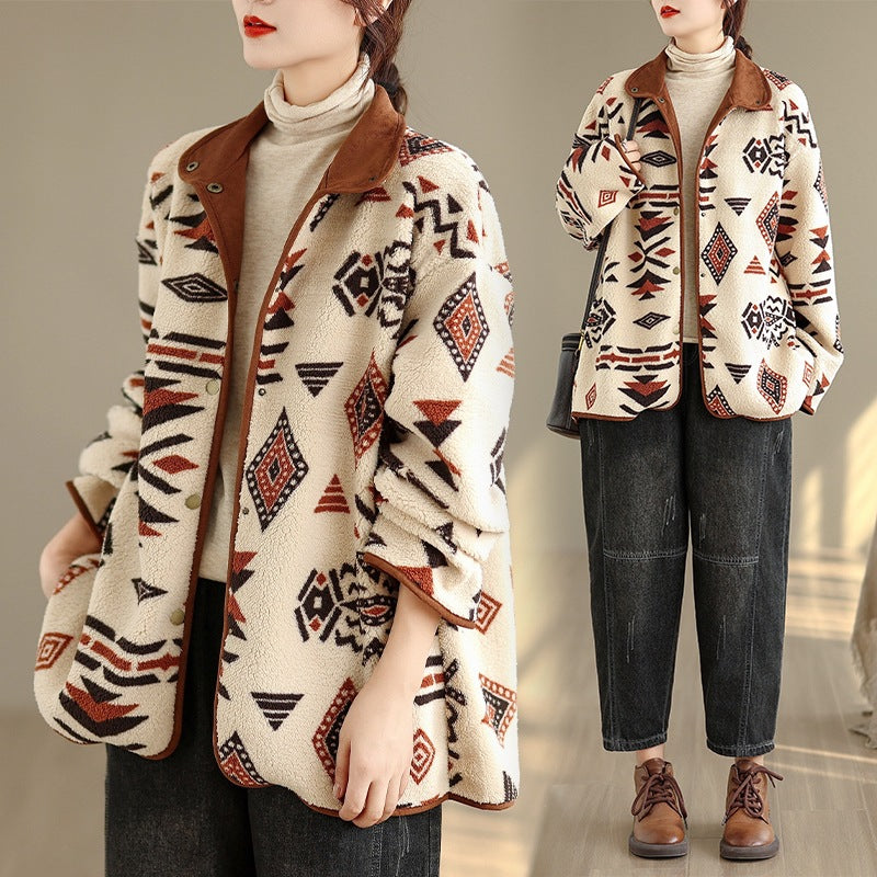 Veste femme laine d'agneau avec imprimé géométrique et col en cuir, vêtement cocooning automne-hiver.