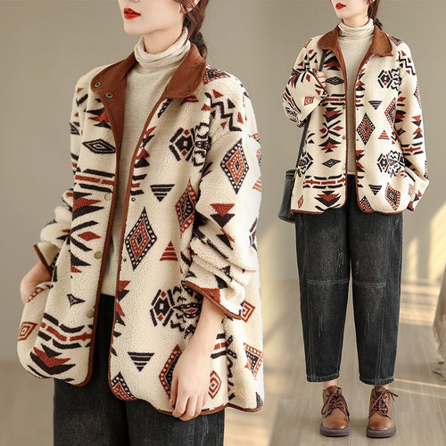 Veste femme laine d'agneau avec imprimé géométrique et col en cuir, vêtement cocooning automne-hiver.