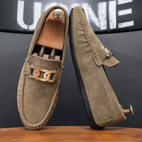 Mocassins en suède givré – Légers et confortables avec une finition en cuir texturé et une boucle élégante.