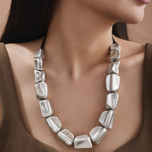 Collier géométrique carré tressé en argent antique, un bijou statement au design exagéré et aux lignes noires contrastantes.
