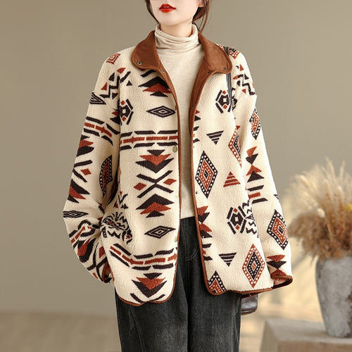 Veste femme laine d'agneau avec imprimé géométrique et col en cuir, vêtement cocooning automne-hiver.