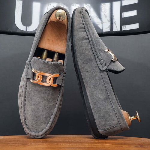 Mocassins en suède givré – Légers et confortables avec une finition en cuir texturé et une boucle élégante.