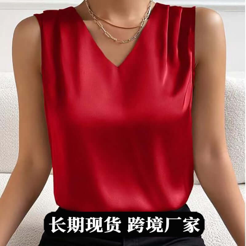 Top en satin sans manches élégant en rouge, parfaite pour un look de bureau chic et professionnel.