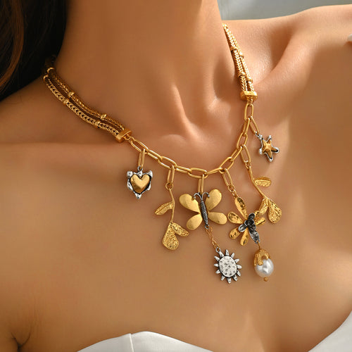 Collier pendentif papillon perle – Plaqué Or avec motifs papillon, perles et feuilles.