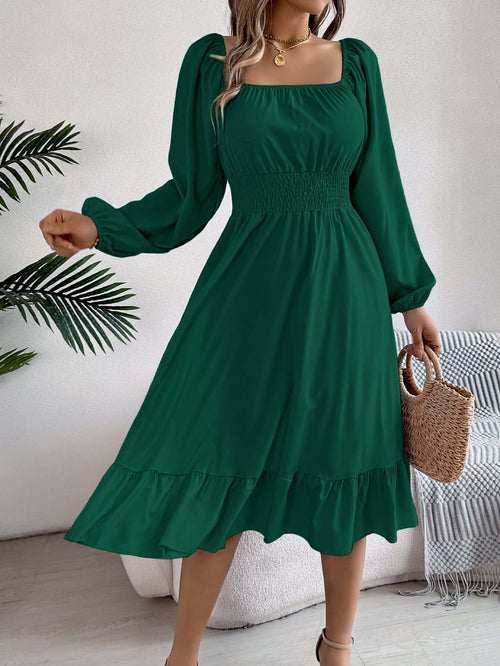 Robe casual col carré à volants en bleu, manches longues, coupe A, idéale pour le printemps-été 2026.