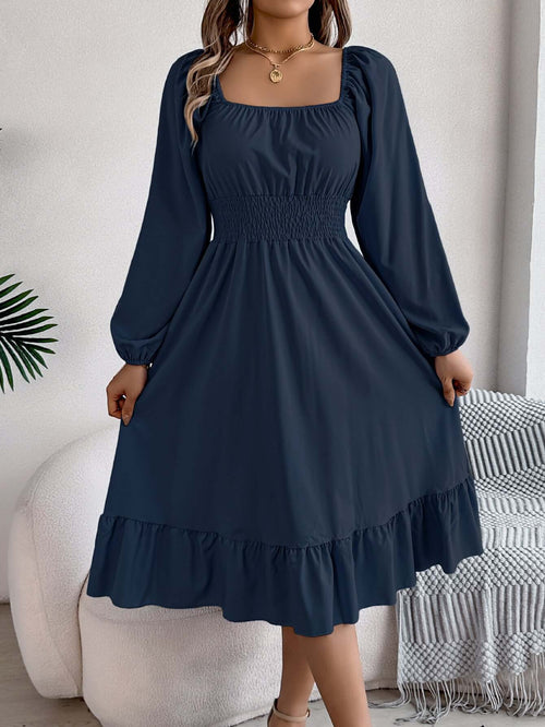 Robe casual col carré à volants en bleu, manches longues, coupe A, idéale pour le printemps-été 2026.