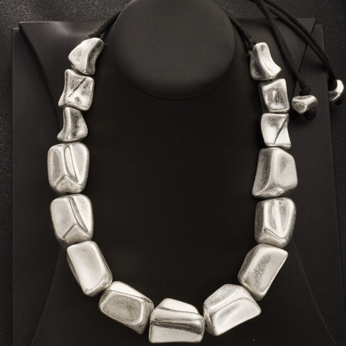 Collier géométrique carré tressé en argent antique, un bijou statement au design exagéré et aux lignes noires contrastantes.