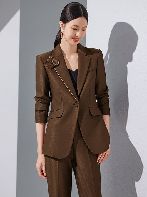 Tailleur femme abricot élégant porté par une femme, mettant en avant le style professionnel et la féminité raffinée.