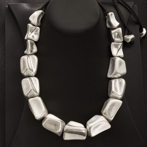 Collier géométrique carré tressé en argent antique, un bijou statement au design exagéré et aux lignes noires contrastantes.