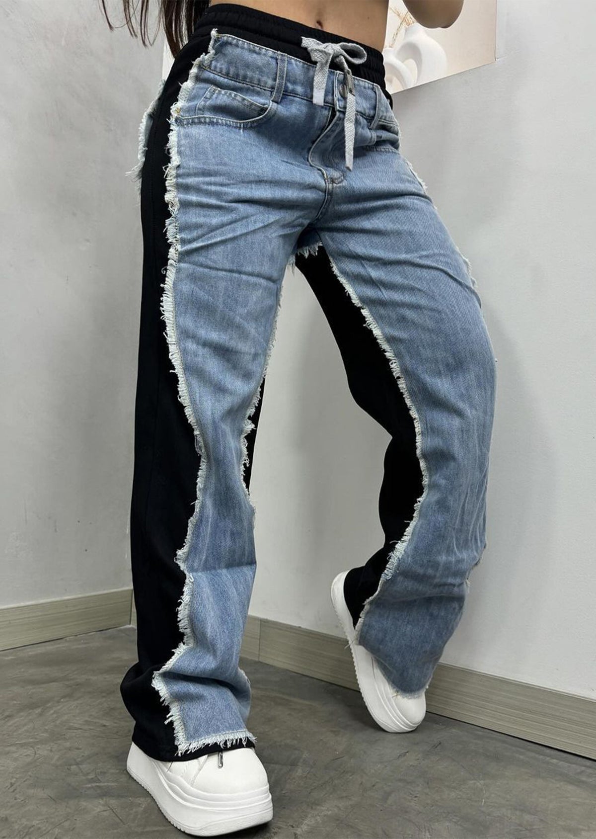 Jean patchwork femme – unique style with contrasting colors and trendy design in three different views.