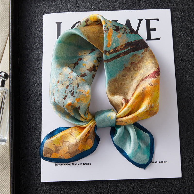 Carré de soie 100 pourcent véritable, foulard polyvalent aux couleurs vibrantes sur un livre.