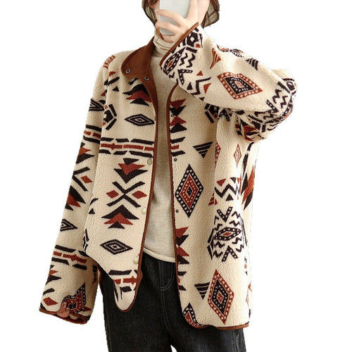 Veste femme laine d'agneau avec imprimé géométrique et col en cuir, vêtement cocooning automne-hiver.