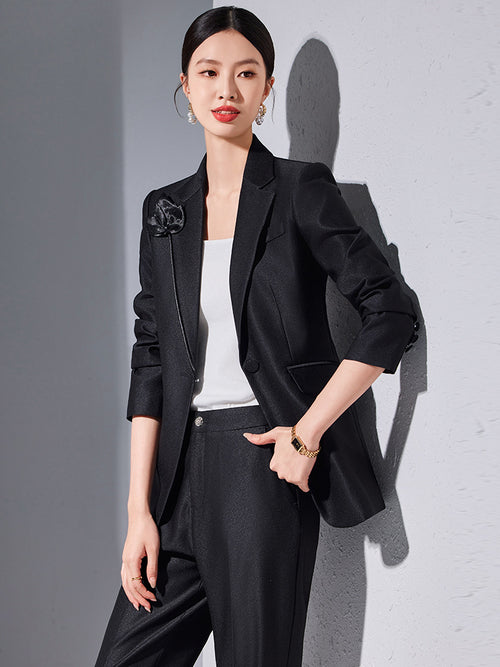 Tailleur femme abricot élégant porté par une femme, mettant en avant le style professionnel et la féminité raffinée.