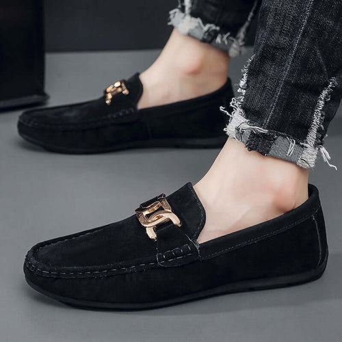 Mocassins en suède givré – Légers et confortables avec une finition en cuir texturé et une boucle élégante.