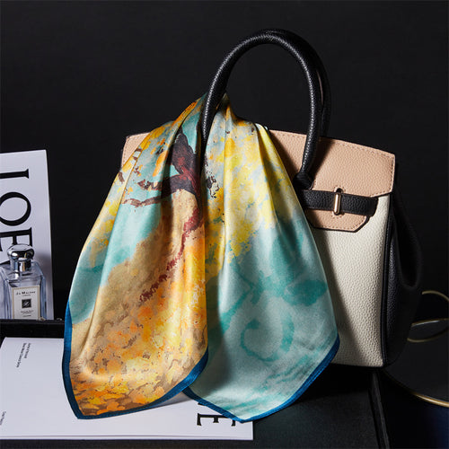 Carré de soie 100 pourcent véritable, foulard polyvalent aux couleurs vibrantes sur un livre.