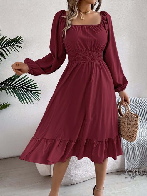 Robe casual col carré à volants en bleu, manches longues, coupe A, idéale pour le printemps-été 2026.