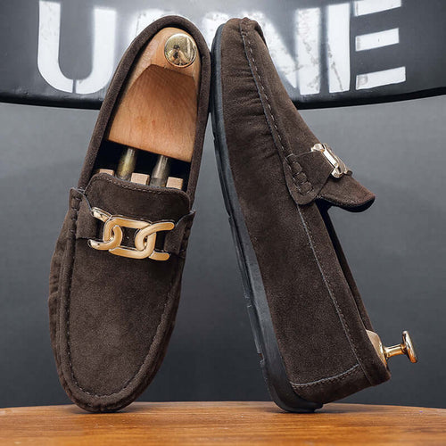 Mocassins en suède givré – Légers et confortables avec une finition en cuir texturé et une boucle élégante.