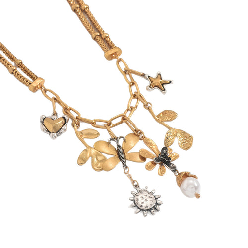 Collier pendentif papillon perle – Plaqué Or avec motifs papillon, perles et feuilles.