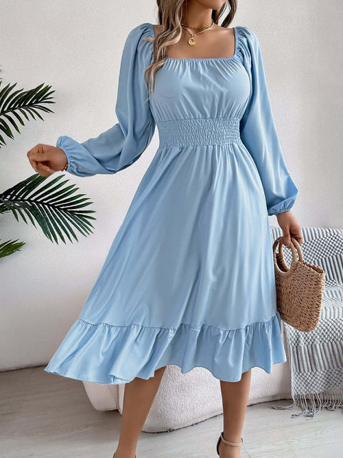 Robe casual col carré à volants en bleu, manches longues, coupe A, idéale pour le printemps-été 2026.