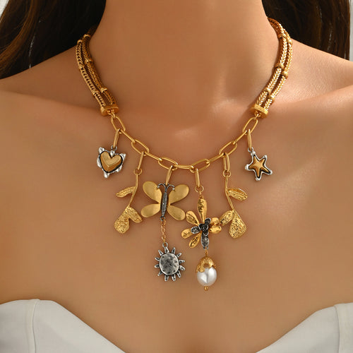 Collier pendentif papillon perle – Plaqué Or avec motifs papillon, perles et feuilles.