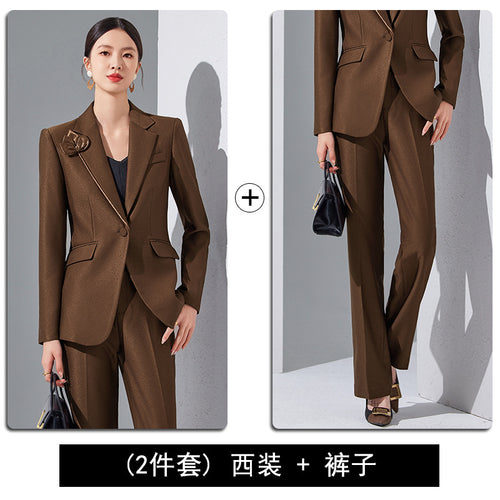 Tailleur femme abricot élégant porté par une femme, mettant en avant le style professionnel et la féminité raffinée.
