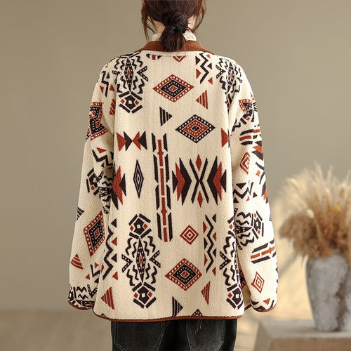 Veste femme laine d'agneau avec imprimé géométrique et col en cuir, vêtement cocooning automne-hiver.