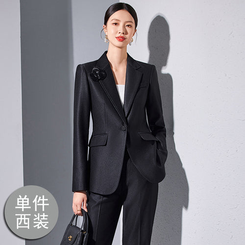 Tailleur femme abricot élégant porté par une femme, mettant en avant le style professionnel et la féminité raffinée.