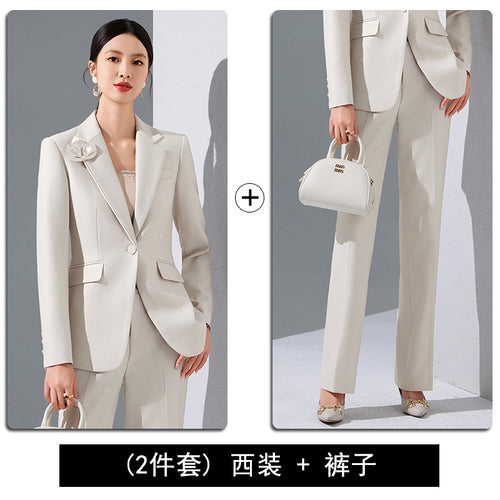 Tailleur femme abricot élégant porté par une femme, mettant en avant le style professionnel et la féminité raffinée.
