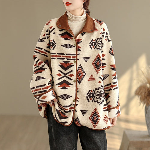 Veste femme laine d'agneau avec imprimé géométrique et col en cuir, vêtement cocooning automne-hiver.