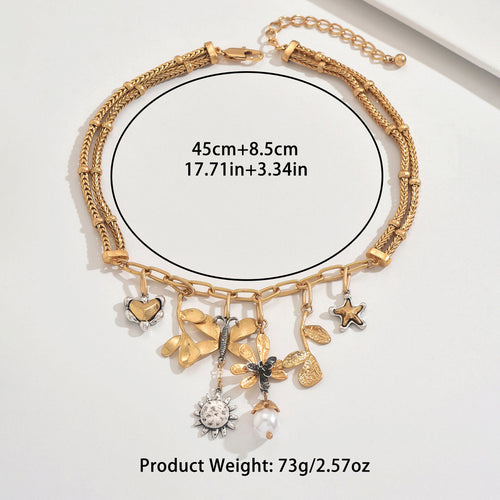 Collier pendentif papillon perle – Plaqué Or avec motifs papillon, perles et feuilles.