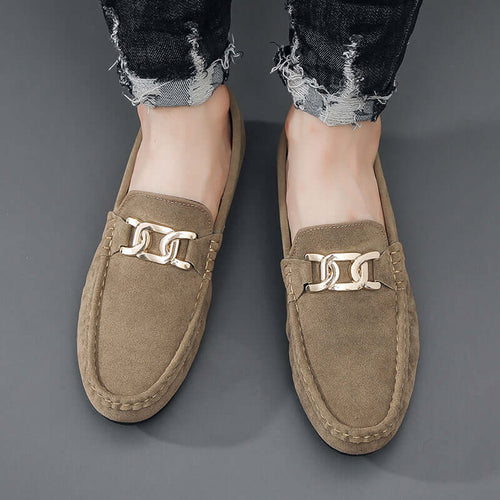 Mocassins en suède givré – Légers et confortables avec une finition en cuir texturé et une boucle élégante.