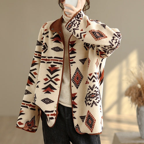 Veste femme laine d'agneau avec imprimé géométrique et col en cuir, vêtement cocooning automne-hiver.