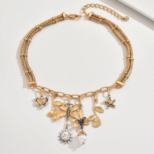Collier pendentif papillon perle – Plaqué Or avec motifs papillon, perles et feuilles.
