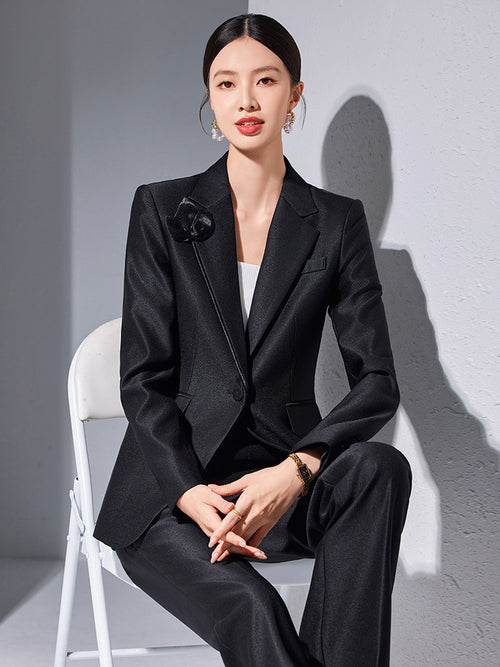 Tailleur femme abricot élégant porté par une femme, mettant en avant le style professionnel et la féminité raffinée.