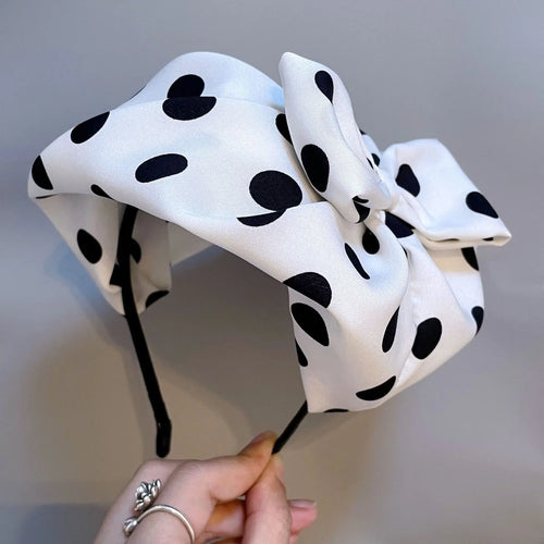 Chapeau Haut de Forme Femme en tissu marron avec fleurs, accessoire élégant pour une tenue rétro.