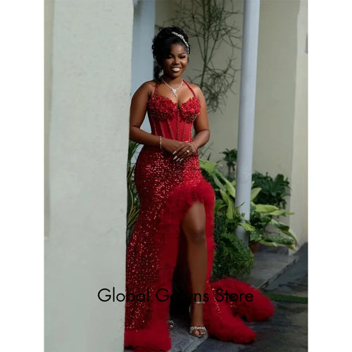 Robe de bal sirène strass cristal avec volants et fente, robe élégante et dramatique en rouge.