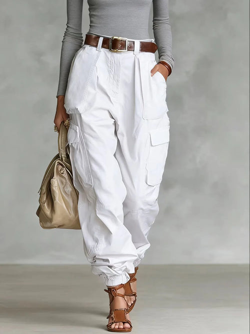 Pantalon femme taille haute amplement décontracté, porté avec un haut moulant et des sandales, parfait pour un style chic.