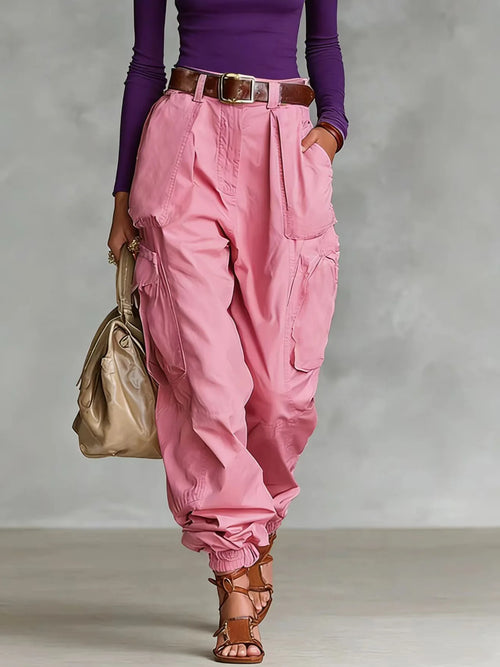 Pantalon femme taille haute amplement décontracté, porté avec un haut moulant et des sandales, parfait pour un style chic.