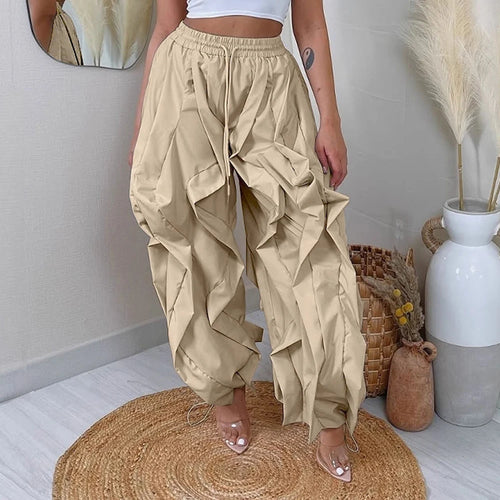 Pantalon cargo femme en trois couleurs : beige, noir et gris, avec un haut ajusté, présenté dans un style streetwear.