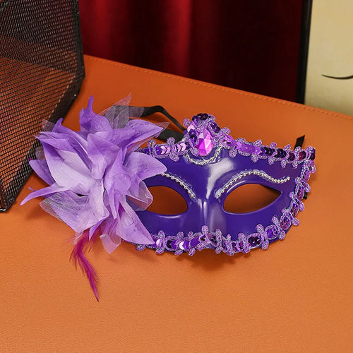 Masque de mascarade fleurs & strass porté par une femme avec des décorations florales et strass, parfait pour une soirée.